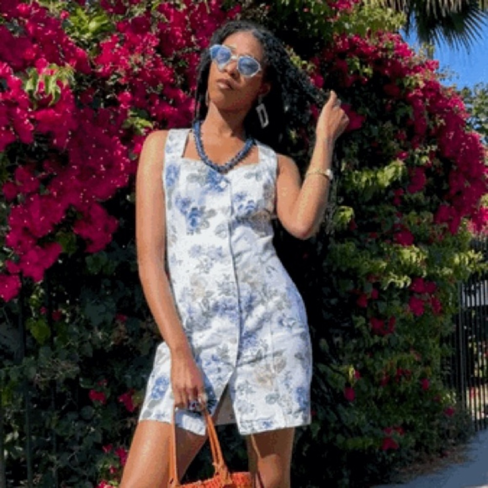 VTG 90s California Concepts Denim
Overall Mini Dress 11 white Floral
Buttons